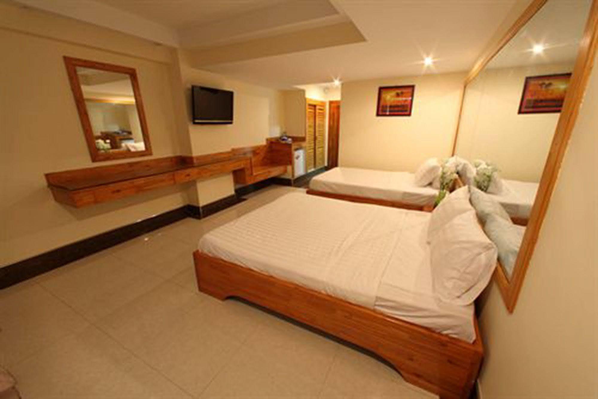 Lucky Star 2 Hotel Phnom Penh Exterior foto